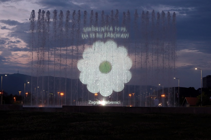 Zagreb: Svjetlosna projekcija Sjećanje na fontanama povodom 23. godišnjice genocida u Srebrenici