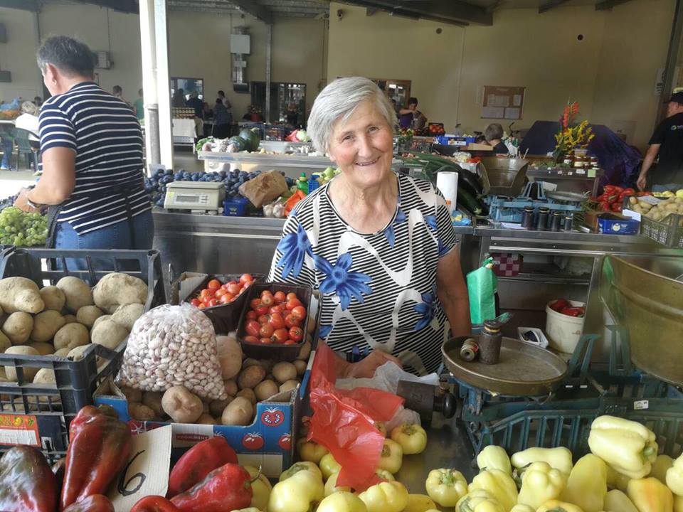 KUMICE ZNAJU NAJBOLJE Domaće voće i povrće Mire Topolovac na križevačkoj tržnici