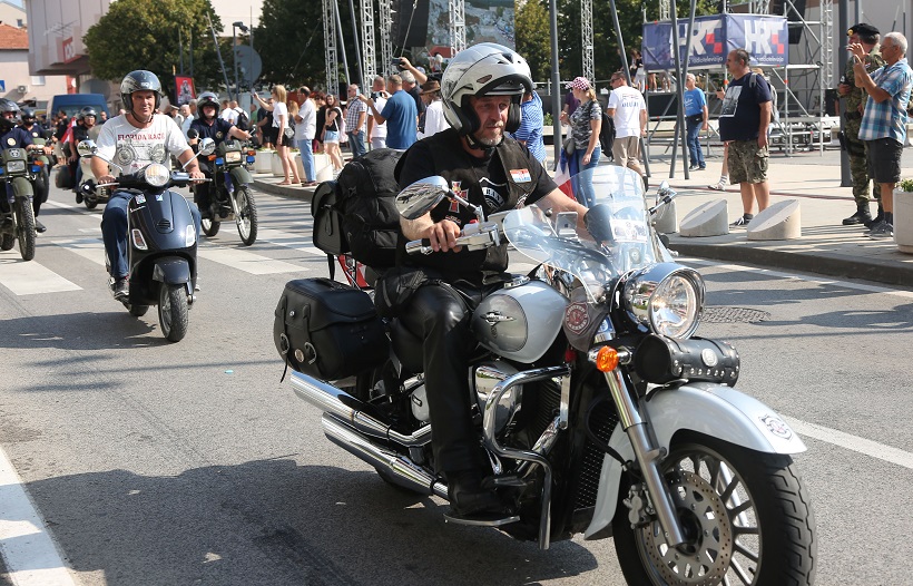 Knin: Održan mimohod motocikala i starodobnih vojnih vozila
