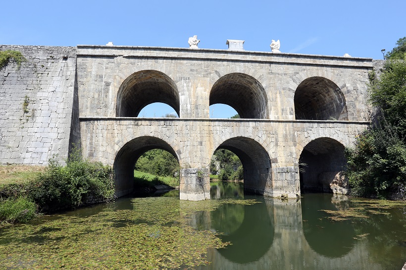 Ovo je jedini dvokatni most u Hrvatskoj i jedini most koji na sebi ima kipove