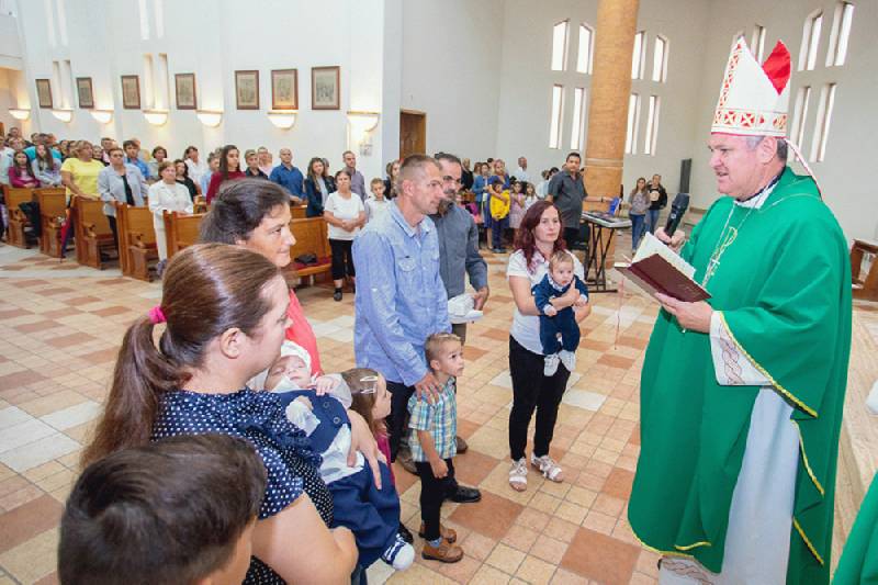 Biskup Vlado Košić krstio četvrto i peto dijete obitelji Cvitić i šesto dijete obitelji Pršlja