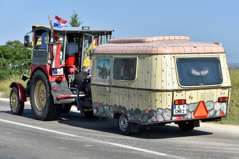 Pirovac: Turist iz Austrije na traktoru s kamp kućicom oduševio vozače na Jadranskoj magistrali