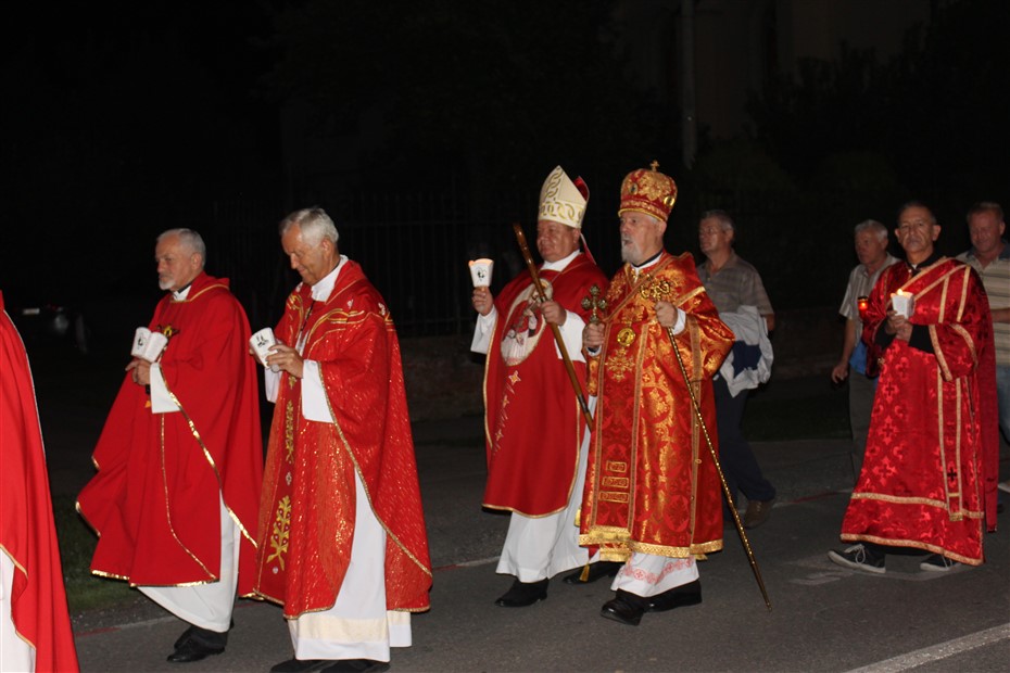 FOTO/VIDEO Svečanom liturgijom i procesijom sa svijećama završila devetnica sv. Marku Križevčaninu