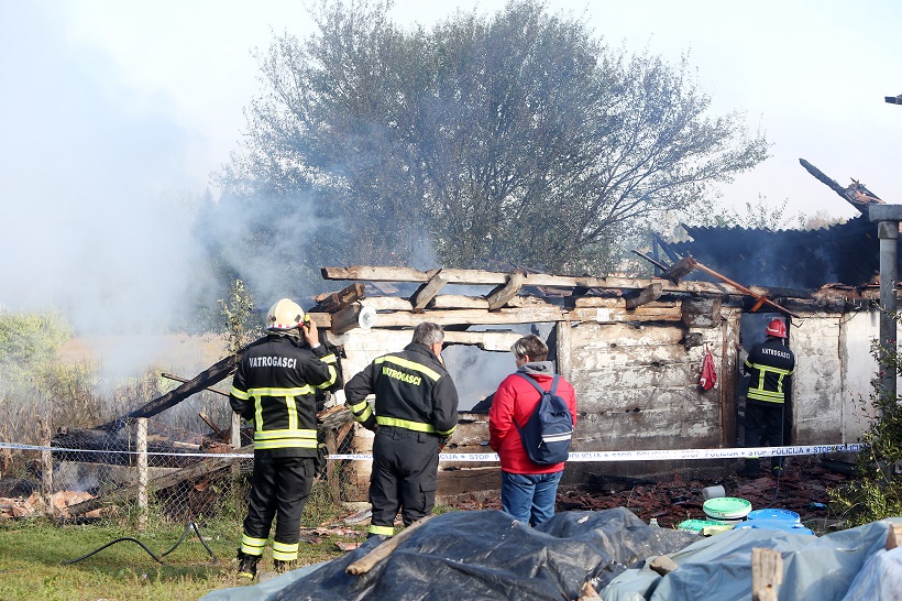 Vojnić: Jedna osoba preminula u požaru obiteljske drvene kuće