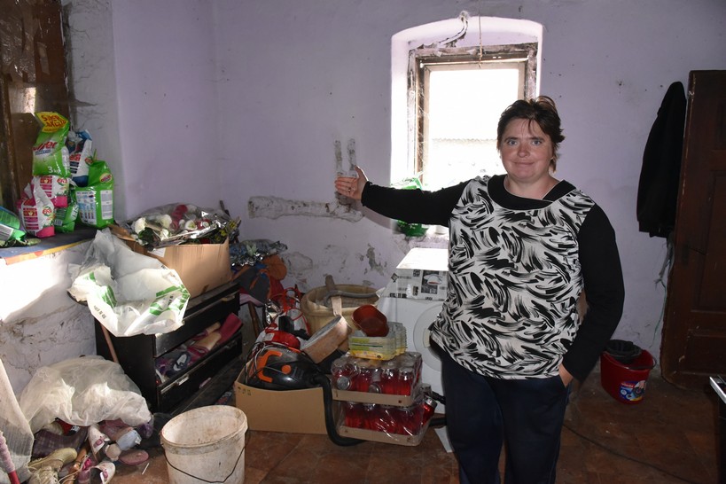 Slađana Hrgovan pokazuje mjesto gdje bi trebala biti nova kupaonica