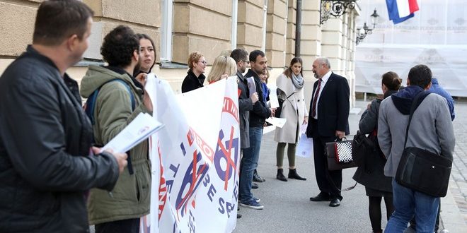 FOTO Sindikalni aktivisti prosvjedovali ispred Sabora protiv donošenja mirovinske reforme