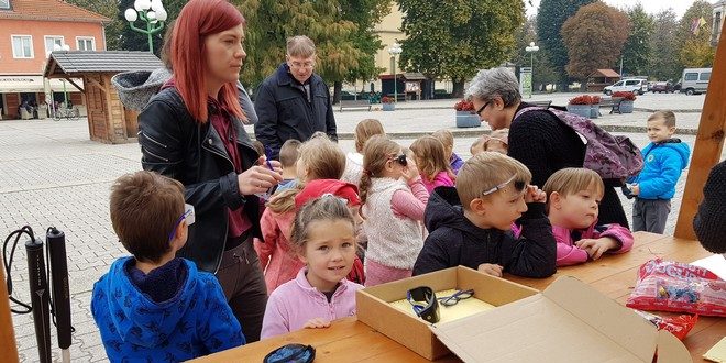 Brojni građani i vrtićarci u Đurđevcu podržali projekt Biti slijep na pet minuta
