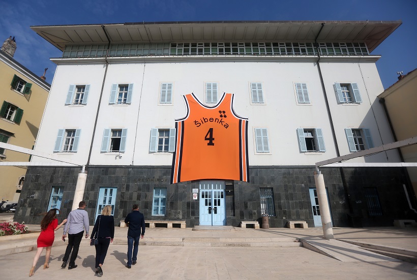 Povodom rođendana Dražena Petrovića na zgradu gradske uprave postavljen njegov veliki dres