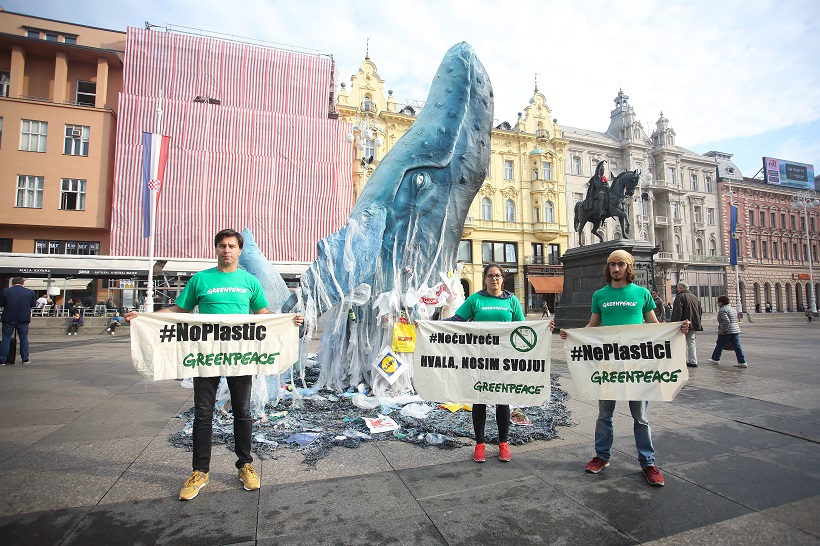Zagreb: Greenpeace doveo kitove na Jelačićev trg