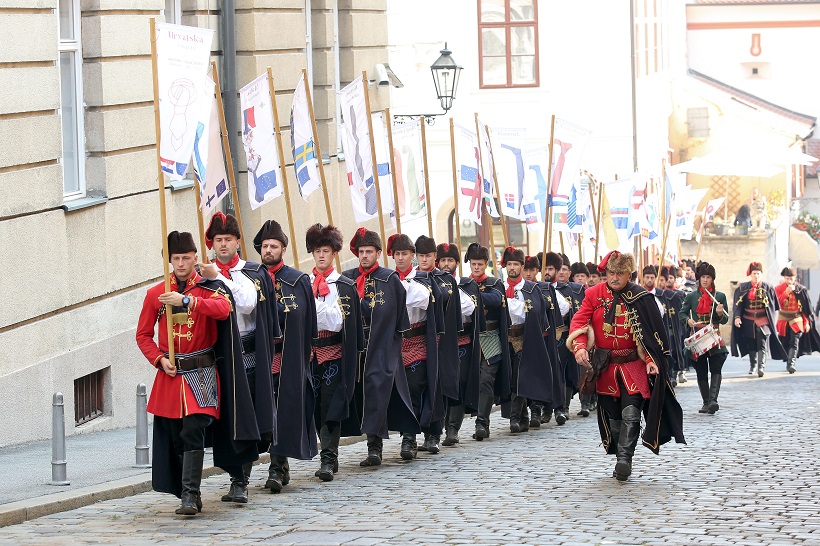 Zagreb: Vojnici Kravat pukovnije u svečanom mimogodu Gornjim gradom