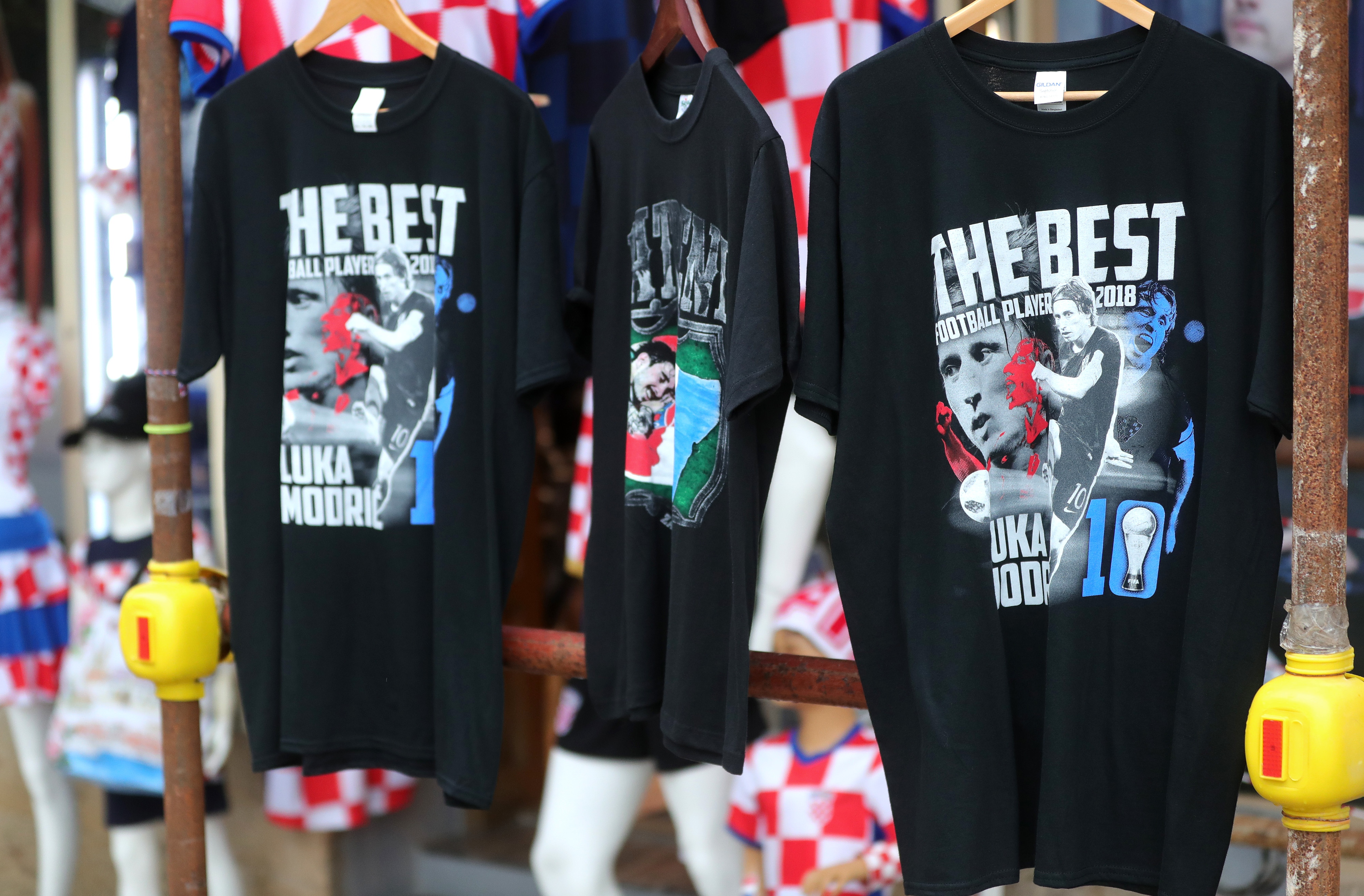 Zagreb: U prodaju puštene majice s motivom najboljeg igrača svijeta Luke Modrića