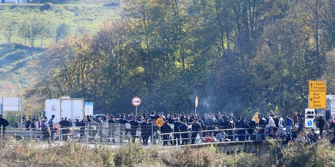 FOTO/VIDEO Migranti probili policijski kordon i krenuli prema Hrvatskoj