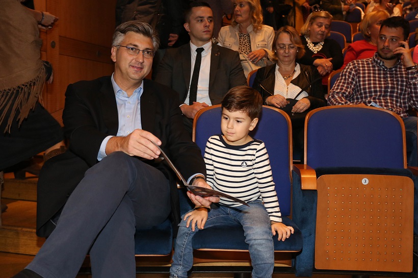 Plenković poveo sina na premijeru predstave Pinocchio