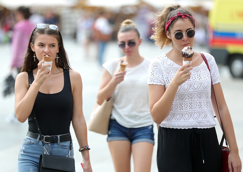 Zagreb: Djevojke uživaju u sladoledu dok šeću centrom grada