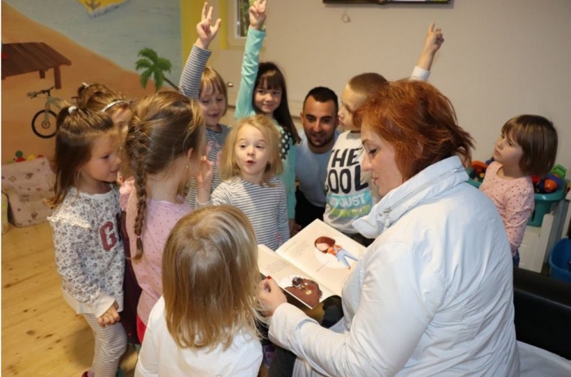 Zamjenica gradonačelnika Melita Samoborec s mališanima jednog od obrta za čuvanje djece/Grad Koprivnica