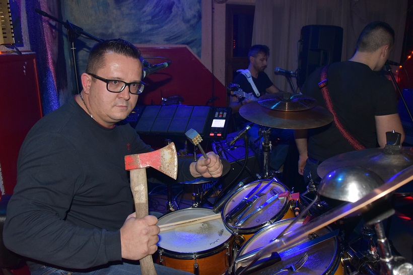 VIDEO/FOTO Davor Sokač-Soro – jedini bubnjar u Hrvatskoj koji svira kuhinjskim priborom, ali i sjekirom