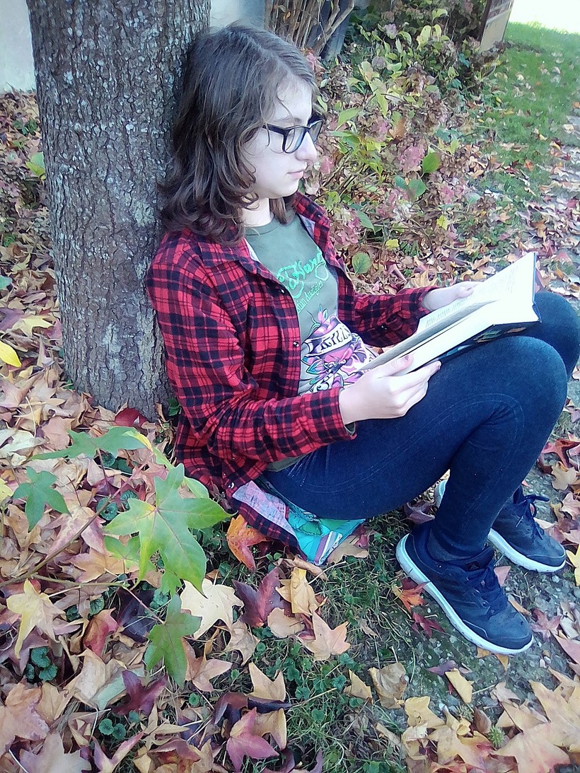 'Djevojka čita u jesenjem lišću', Kristinka Pintarić