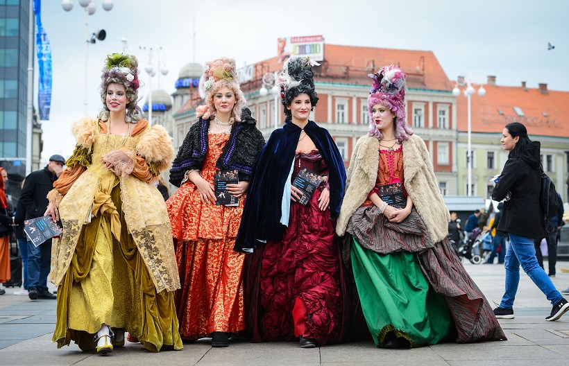 Zagreb: Glumice Gavelle u baroknim haljinama prošetale gradom kako bi promovirale Noć kazališta