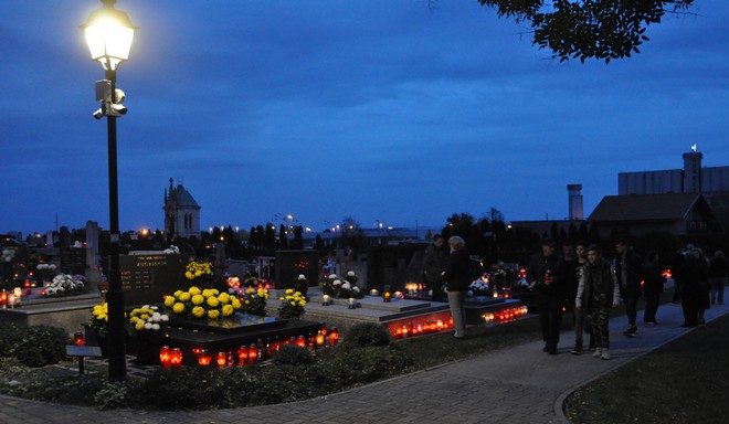 FOTO Koprivnička groblja obasjana svjetlom lampaša i uspomena