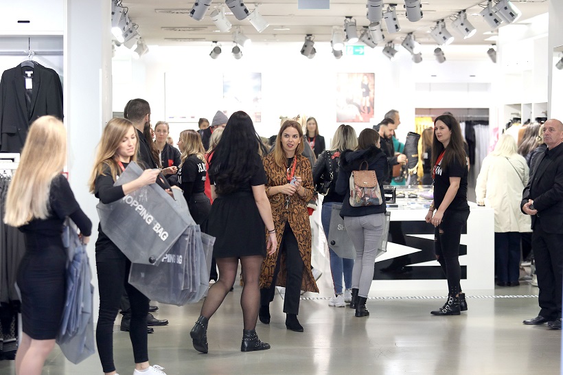 Zagreb: Gužva pred H&M-om na Cvjetnom zbog nove kolekcije u suradnji s Moschinom