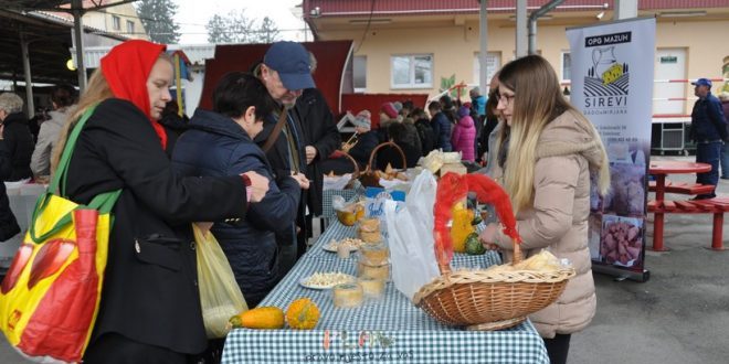 [FOTO] Na Koprivničkom placu predstavljeni domaći mljekarski proizvodi