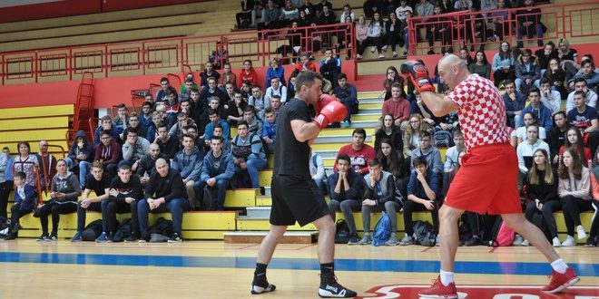 [VIDEO/FOTO] Željko ‘Šaka sa Srednjaka’ Mavrović učio koprivničke srednjoškolce boksačkim tehnikama