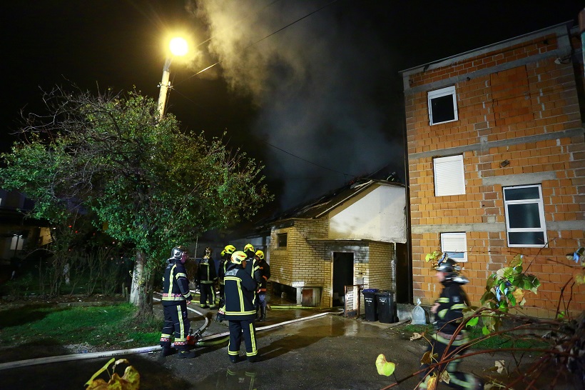 Zagreb: Vatrogasci uspjeli ugasiti požar na dvije obiteljske kuće