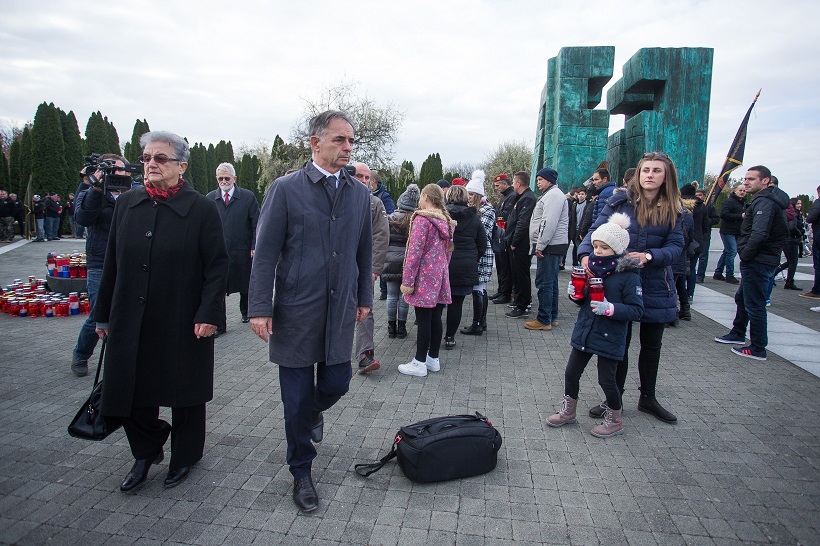 Vukovar: Na Memorijalnom groblju Milorad Pupovac položio vijenac kod spomen obilježja