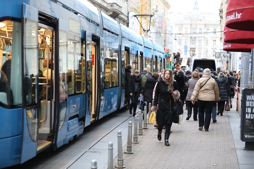 Zagreb: Građani primorani pješačiti zbog zastoja tramvaja koji su ostali bez struje