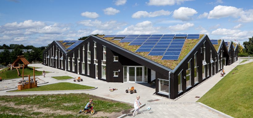 Primjer krovišta sa solarnim panelima u Danskoj