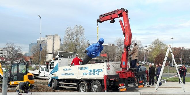 Zagreb: Postavljanje kipa Franje Tudjmana na križanju Vukovarske i Hrvatske bratske zajednice