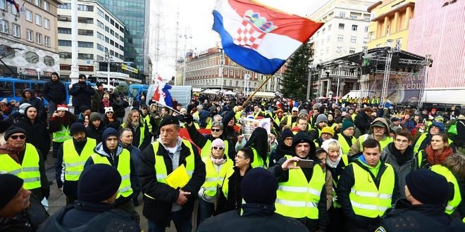 Zagreb: Prosvjed žutih prsluka na Trgu bana Jelačića