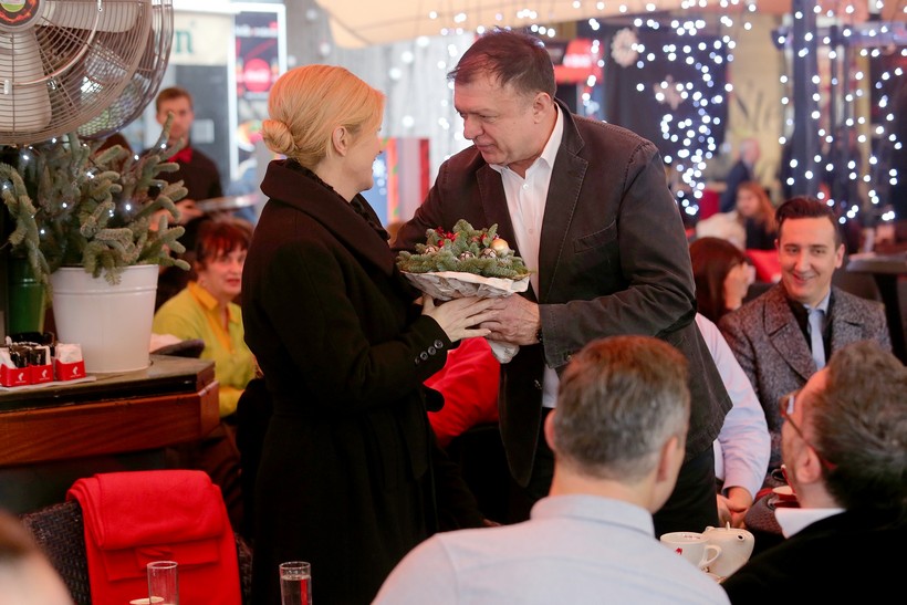 Zagreb: Predsjednica RH na kavi dobila buketić cvijeća