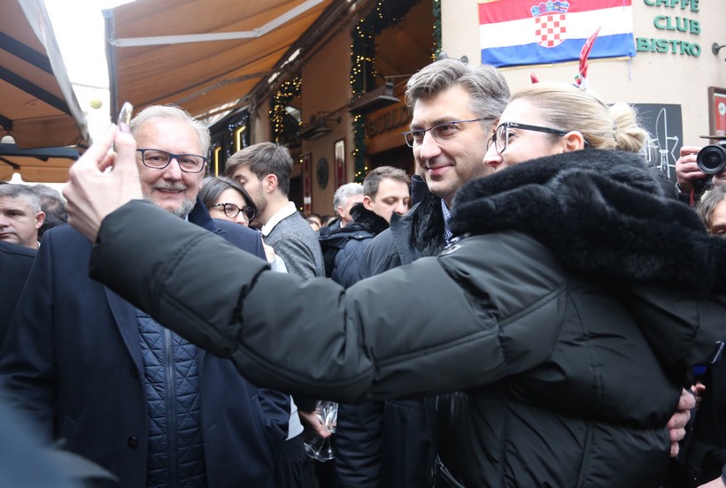 Zagreb: Premijer na Badnjak u Bogovićevoj poput zvijezde, okupljeni poželjeli selfie