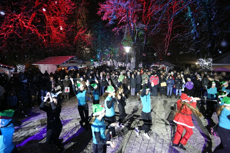 VIDEO Paljenjem lampica na božićnom drvcu i plesom mažoretkinja otvoren Advent u Karlovcu