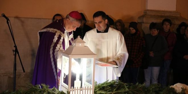 Biskup Mrzljak blagoslovio adventski vijenac i upalio prvu adventsku svijeću ispred Varaždinske katedrale