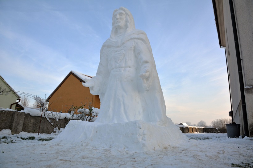 U dvorištu župne crkve osvanuo snjegović u obliku Isusa