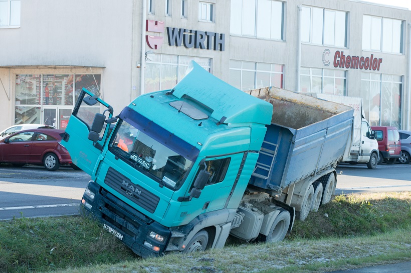 Osijek: Kamion sletio u kanal