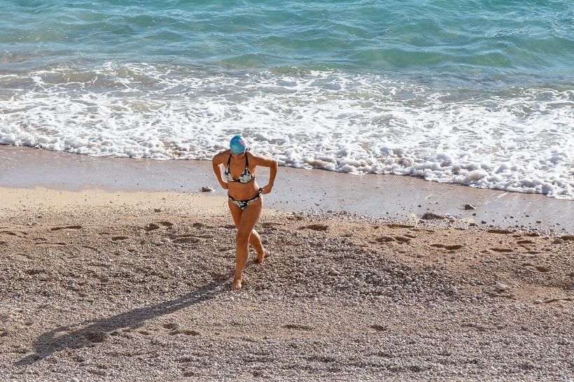 Hrabra plivačica zaplivala u moru na plaži Banje