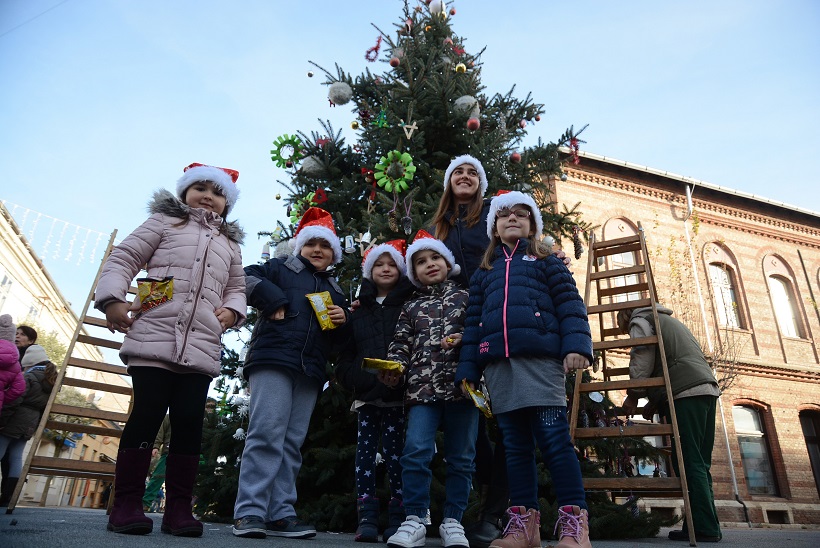 Bjelovar: Vrtićarci i osnovnoškolci kitili veliku gradsku božićnu jelku