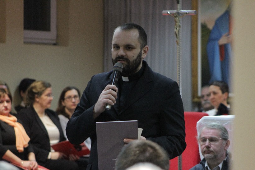 Otvorenje izložbe Udruge Peski art Đurđevac u Župi Svetog Alojzija Stepinca, Koprivnica (17)