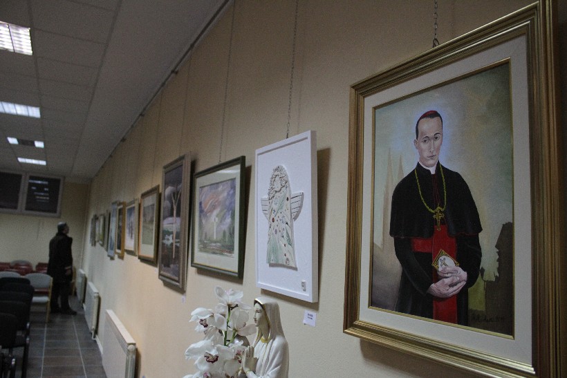 Otvorenje izložbe Udruge Peski art Đurđevac u Župi Svetog Alojzija Stepinca, Koprivnica (7)