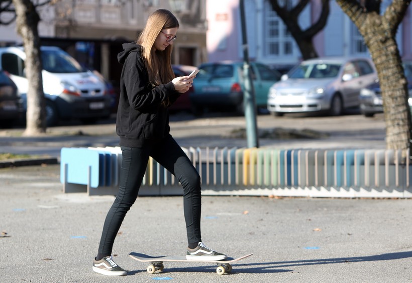 Karlovac: Djevojka na skateboadu s mobitelom u ruci