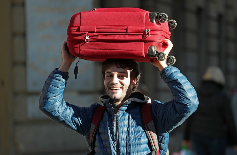 Zagreb: Čemu kotači na koferu kad ga nasmijani mladić može nositi i na glavi