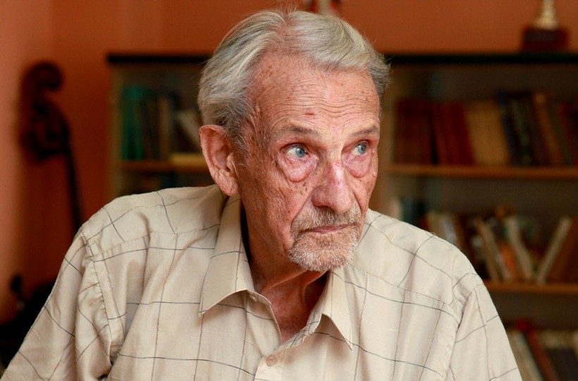 Koprivnička Knjižnica prigodnom izložbom čestita 100. rođendan ZvonimiruTomcu, najstarijem živućem knjižničaru