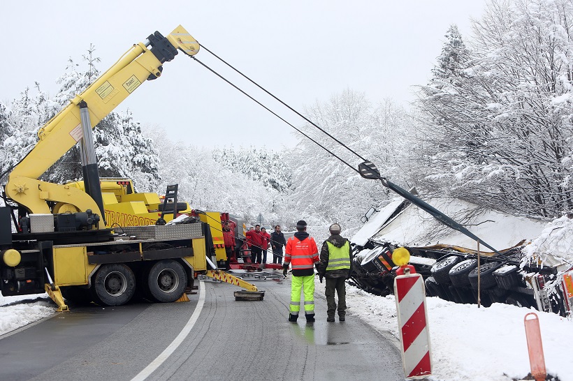 Rakovica: Izvlačenje kamiona s prikolicom koji je sletio se ceste prije dva dana