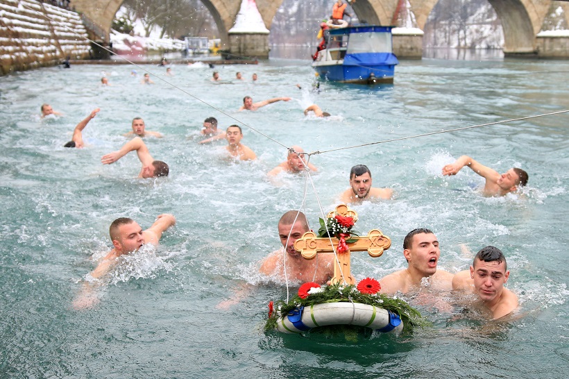 Višegrad: U ledenoj vodi Drine održano tradicionalno "Bogojavljensko plivanje za Časni krst"