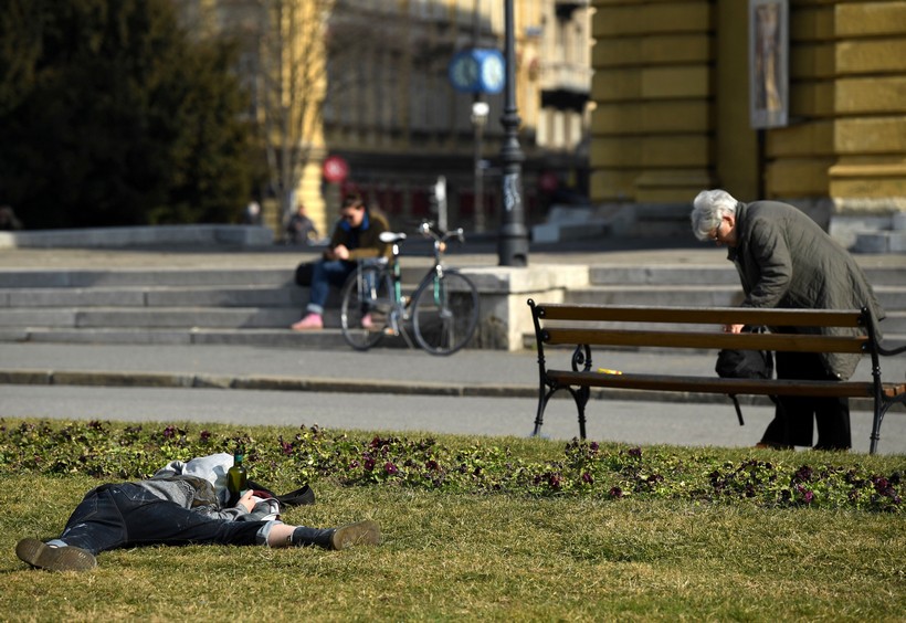 Odmaranje na travnjaku ispred HNK uz zagrljaj boce Pelinkovca