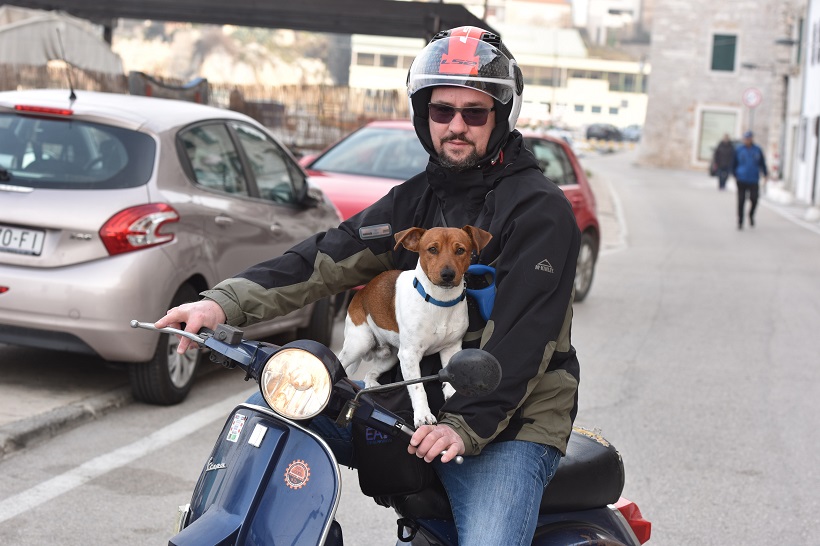 Pas Toto i njegov vlasnik privlače pozornost vozeći se na kultnoj vespi