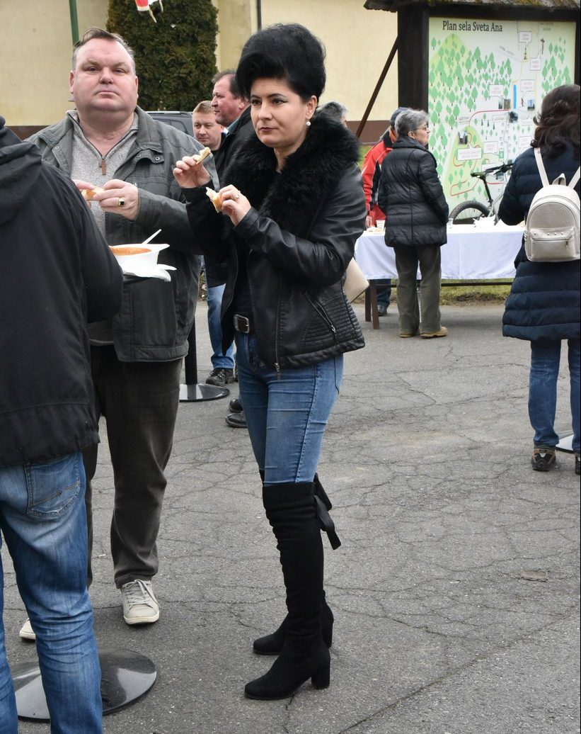 traperice kozna jakna biseri cizme atraktivna crnka